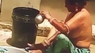 Rajasthani Aunty Bathing Video, Indian aunty Outdoor Bath vd