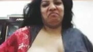 Indian Bhabhi Showing Boobs,  Indian aunty Big Boobs, nipple