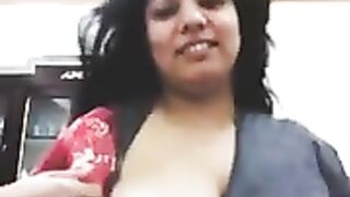 Indian Bhabhi Showing Boobs,  Indian aunty Big Boobs, nipple