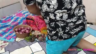 XXX Bhojpuri Bhabhi, while selling vegetables, showing off her fat nipples, got chuckled by the customer!