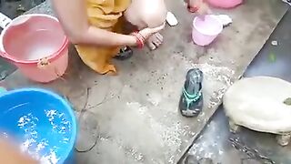 Bhabhi ki ka hot petticoat bathing in open