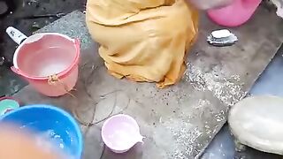 Bhabhi ki ka hot petticoat bathing in open