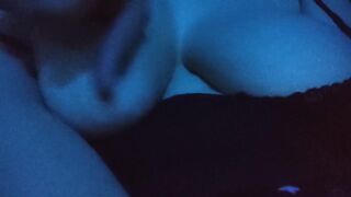 Sinemaya Goturdugu Sisman Sevgilisinin Memelerini Oksuyor Turkish Milf