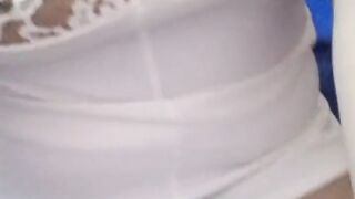 Chica soltera con blusa transparente