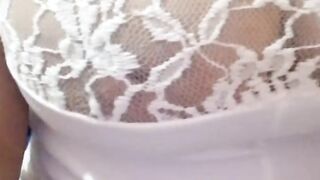 Chica soltera con blusa transparente