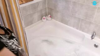MILF Mrs Pinky Pussy in the bath