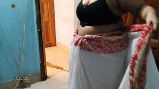 Indian Desi maa sari pahane hue Beta ko jabaradastee chodatee hai - Tamil XXX Video