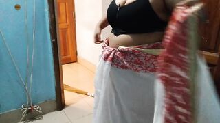 Indian Desi maa sari pahane hue Beta ko jabaradastee chodatee hai - Tamil XXX Video
