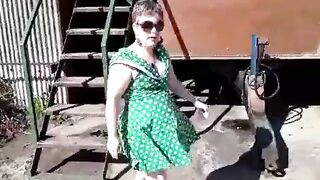 UK MATURE SLUT EXHIBE OUT DOOR