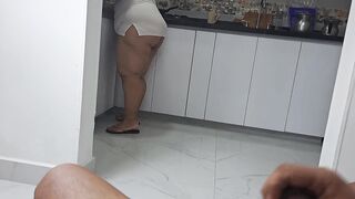 I masturbate watching my stepmother's big butt in the kitchen