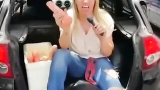 Loira gostosa vendendo pintos na rua
