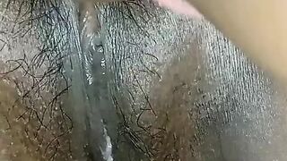 Bhabhi jab raat me so Rahi thi uske kamre me ja ke ungli kiya