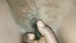 Bhabhi jab raat me so Rahi thi uske kamre me ja ke ungli kiya