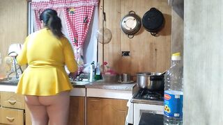 Chubby stepmommy un kitchen