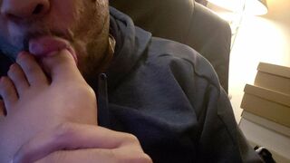 Sucking wife toes