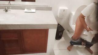 My MOTHER-IN-LAW records herself in a hotel bathroom
