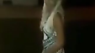 MILF Paulina Popovic pokazuje guzu na ulici