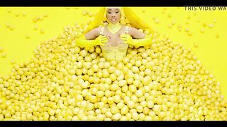 Cardi B show her big ass !! 26.04.2019