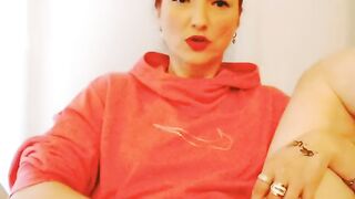 Delia si masturba  prima del live e gode