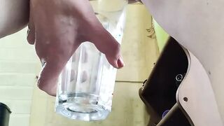 Amateur mature woman with big pussy lips pees in glass