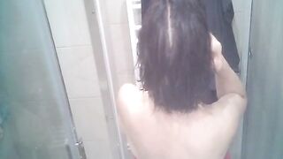 sortie de douche  film la belle mere