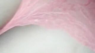 espiando el culo a mi madre con tanga rosa