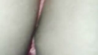 espiando el culo a mi madre con tanga rosa