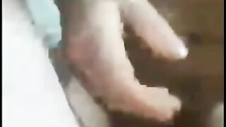 le mete una banana en la vagina