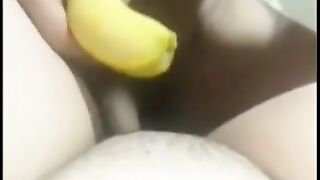 le mete una banana en la vagina