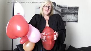 Kinky Big Tit Mature balloon popping fun.