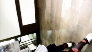 Mutti beim einkaufen in strumpfhose